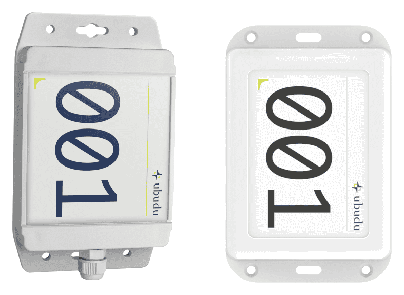 Dos anclajes híbridos UWB/BLE de Ubudu, unidades de pared numeradas 001