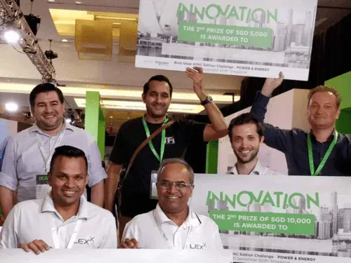 Vencedores com os cheques do prémio de inovação da Schneider Electric