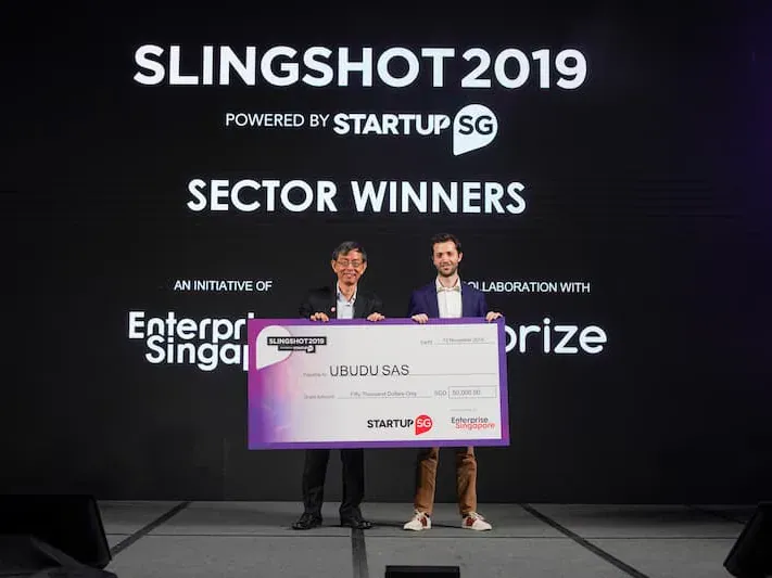 A Ubudu a receber o prémio Sector Winner em palco no Slingshot Start-up Challenge 2019