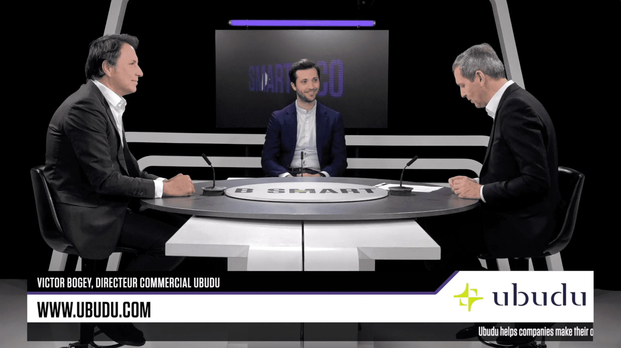 un giornalista intervista il CEO e il direttore commerciale di ubudu