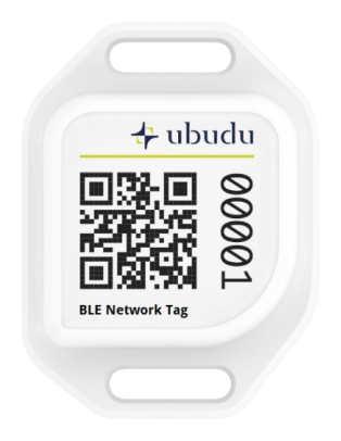 Etiqueta de red BLE de Ubudu, tamaño mediano, vista de frente: una etiqueta blanca con una ranura de montaje en cada extremo y un código QR