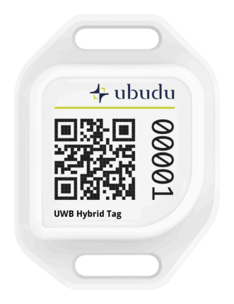 Ubudu Hybrid Tag 4.0 Mini visto de frente: una etiqueta blanca con clip, con una ranura de montaje en cada extremo, el logotipo de ubudu y un código QR