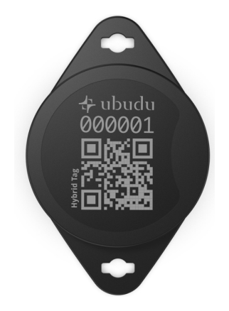 Ubudu Hybrid Tag 4.0 Round visto de frente: una etiqueta negra resistente con un orificio para tornillo en cada extremo