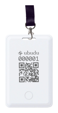 Ubudu Hybrid Tag 4.0 Slim visto de frente: una etiqueta blanca tipo tarjeta en un portacredenciales con cordón