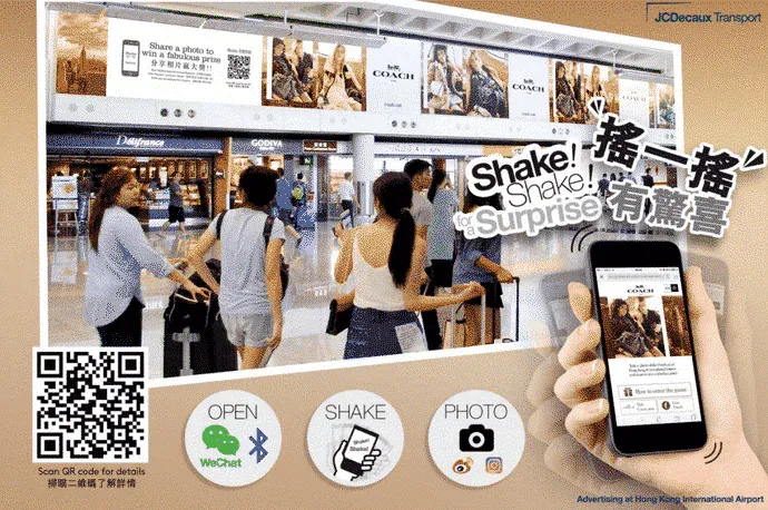JCDecaux-Werbedisplay am Internationalen Flughafen Hongkong lädt Reisende ein, an einer durch Beacons ausgelösten mobilen Kampagne teilzunehmen.