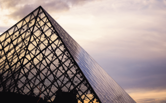 pirâmide do museu do Louvre