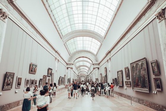 Visitantes do museu do Louvre