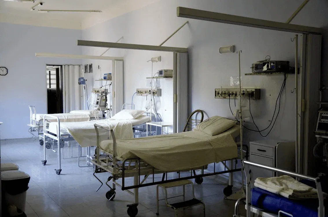 Stanza d'ospedale con due letti e attrezzature mediche
