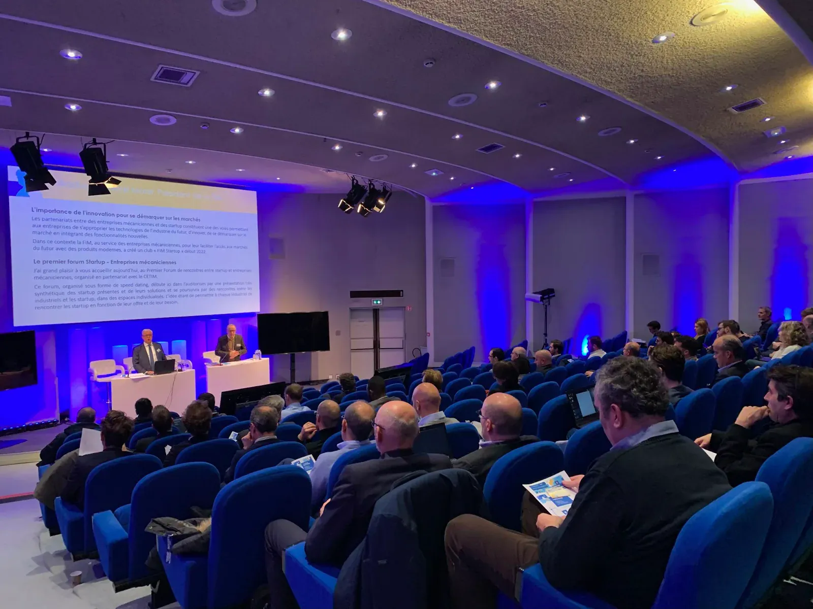 Publikum bei der ITX-Konferenz während eines Vortrags zur digitalen Transformation der Industrie