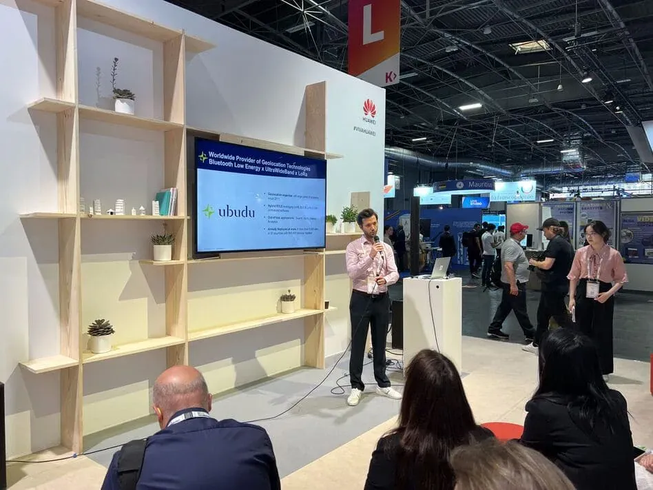 Présentation du RTLS d'Ubudu devant le public, sur le stand de Huawei à VivaTech 2022