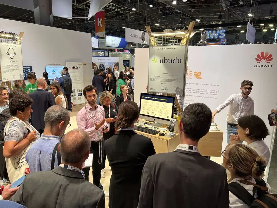 Des visiteurs réunis autour de la démo RTLS d'Ubudu sur le stand de Huawei à VivaTech 2022