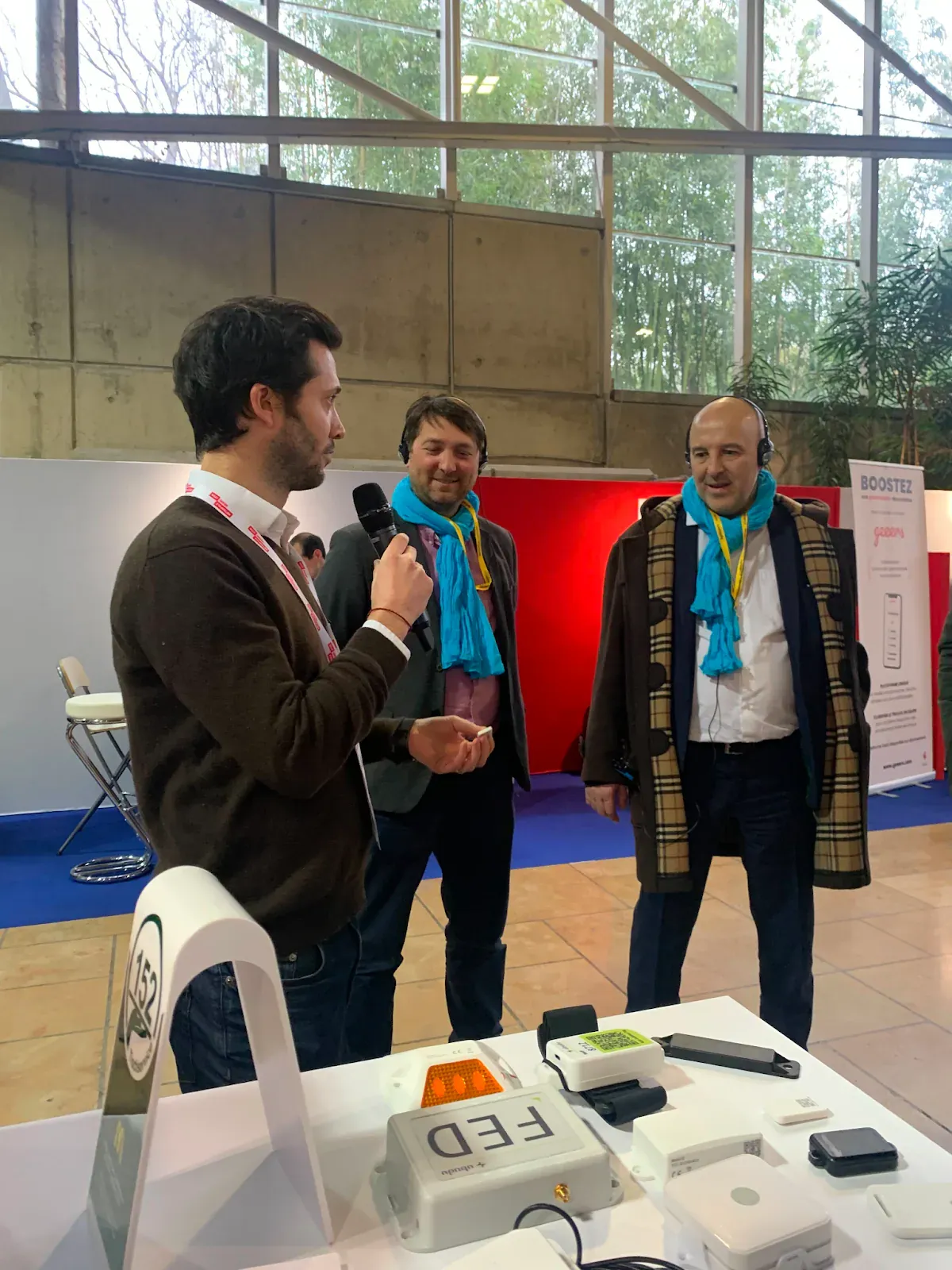 Victor Bogey, director comercial, a demonstrar a solução RTLS da Ubudu na Global Industry 2023