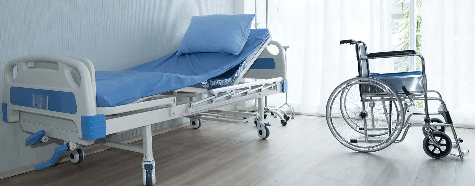 Cama hospitalar e cadeira de rodas, equipamentos médicos móveis que o RTLS ajuda a localizar